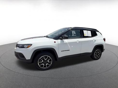 Used 2025 Jeep Compass Trailhawk AWD/4WD image 6