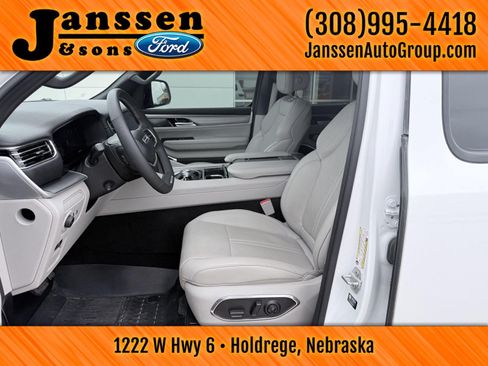 Used 2025 Jeep Wagoneer Series III w/ Premium Group I AWD/4WD image 17