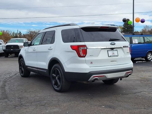 Used 2016 Ford Explorer XLT image 3
