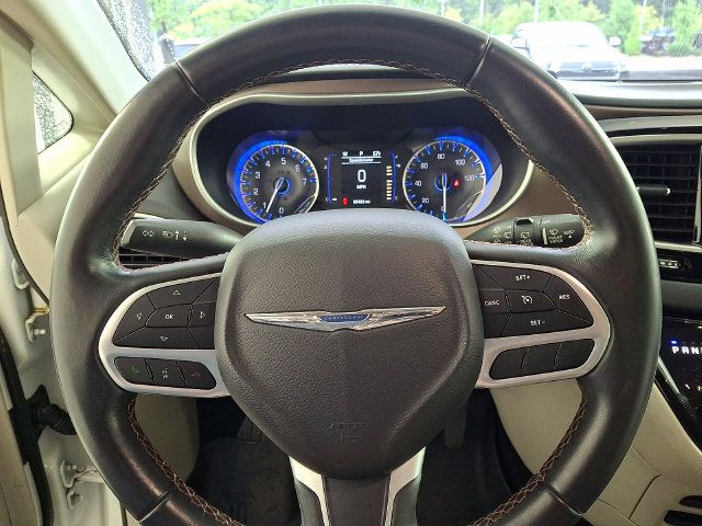 Used 2018 Chrysler Pacifica Touring-L FWD image 22