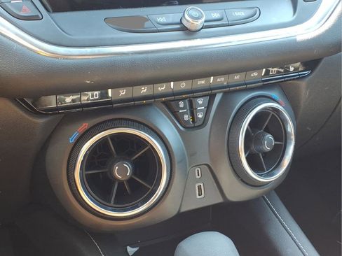 Used 2025 Chevrolet Blazer LT image 9