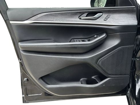 Used 2023 Jeep Grand Cherokee Limited w/ Luxury Tech Group II image 21