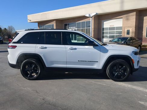Used 2024 Jeep Grand Cherokee Altitude image 7