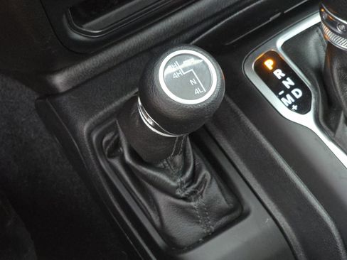 Used 2019 Jeep Wrangler Sport AWD/4WD image 26