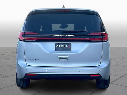 Used 2024 Chrysler Pacifica Touring-L image 4