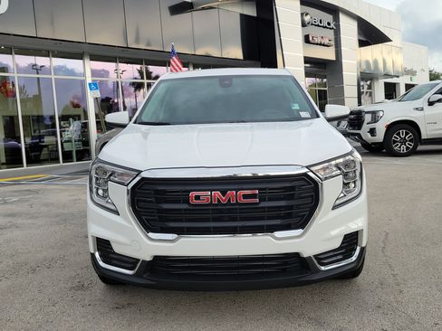 Used 2024 GMC Terrain SLE FWD image 2