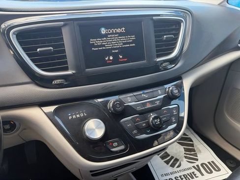 Used 2020 Chrysler Pacifica Touring-L FWD image 13