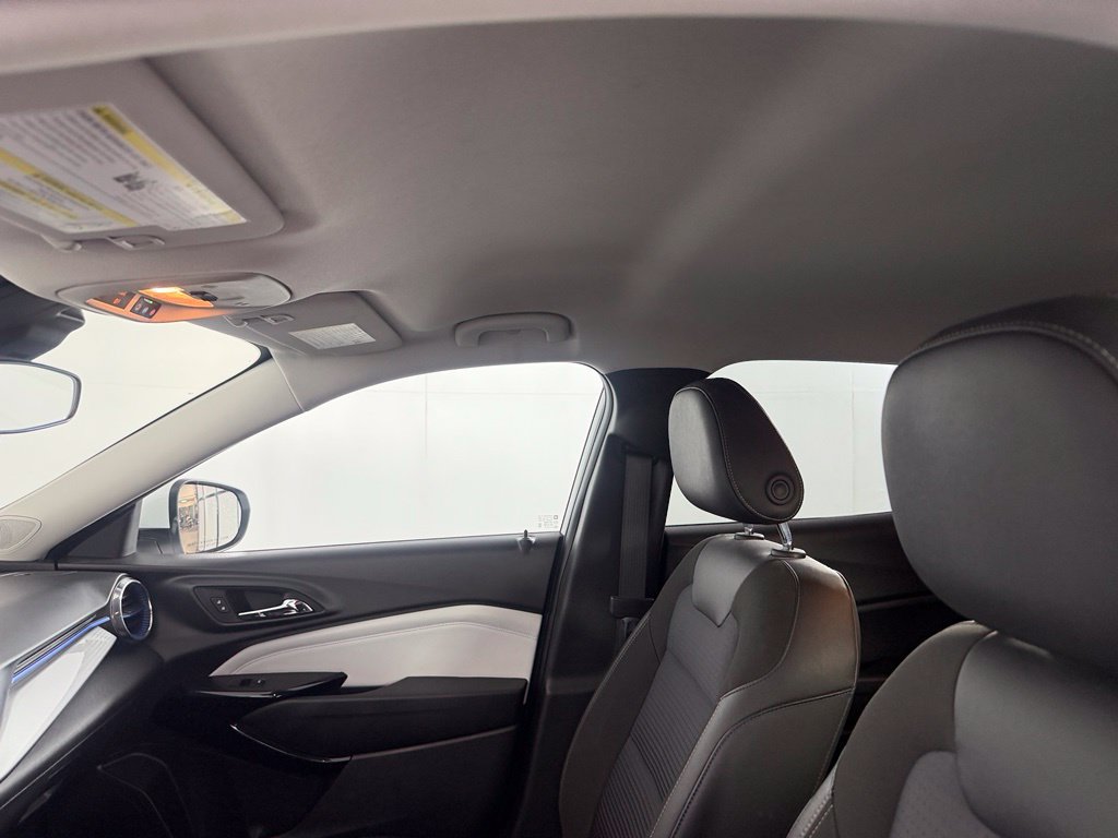 Used 2025 Chevrolet Trax LT FWD image 15