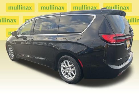 Used 2024 Chrysler Pacifica Touring-L image 11