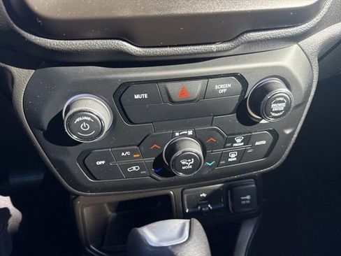 Used 2020 Jeep Renegade Latitude image 9