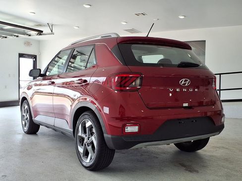 Used 2025 Hyundai Venue SEL FWD image 19