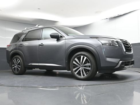 Certified 2025 Nissan Pathfinder Platinum FWD image 27