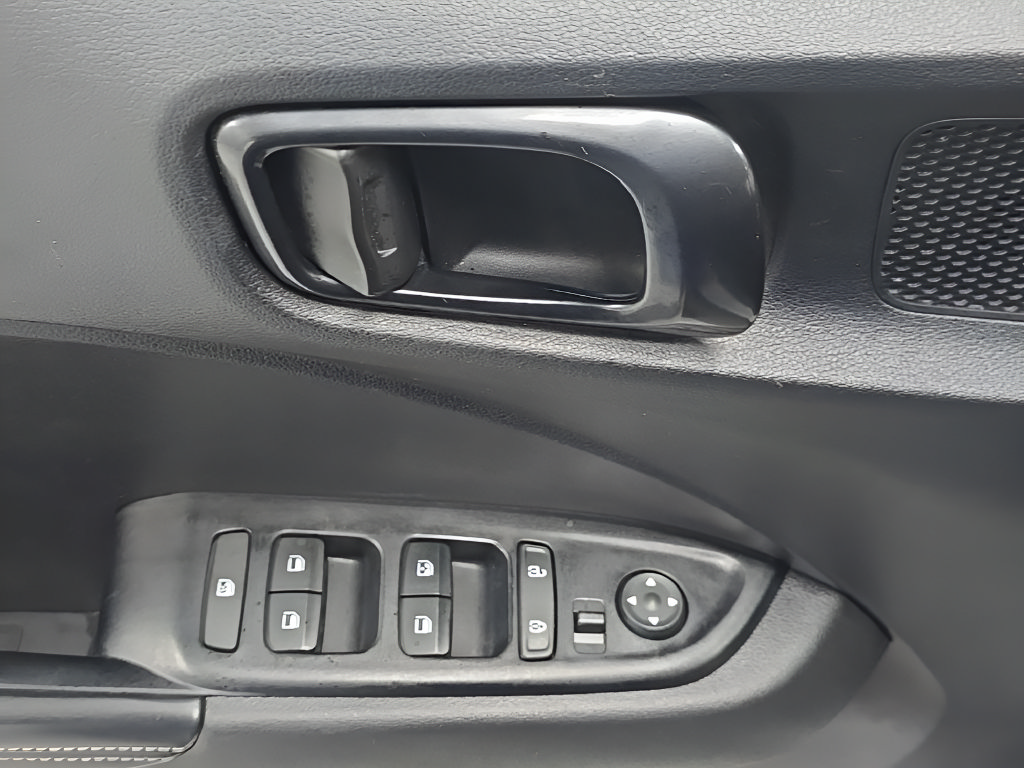 Used 2022 Hyundai Venue Limited FWD image 11
