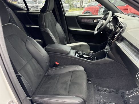 Used 2022 Volvo XC40 T5 R-Design w/ Advanced Package AWD/4WD image 26