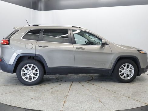 Used 2016 Jeep Cherokee Latitude w/ Cold Weather Group FWD image 8
