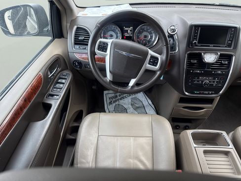 Used 2016 Chrysler Town & Country Touring image 15
