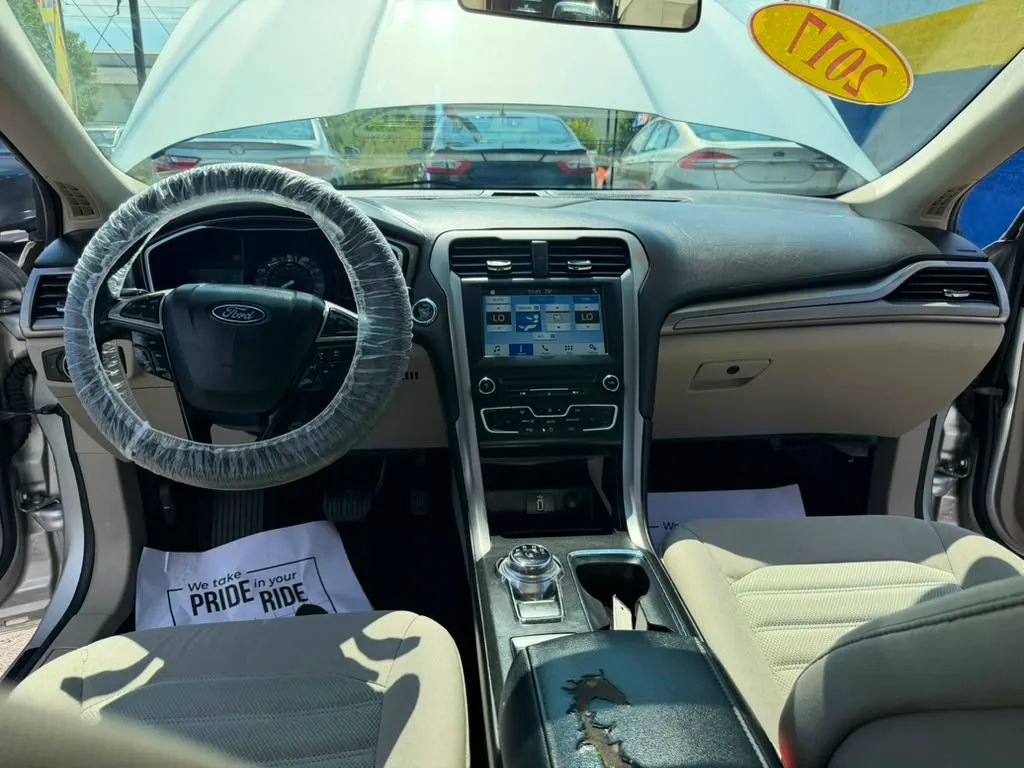 Used 2017 Ford Fusion SE w/ Fusion SE Technology Package FWD image 7
