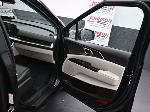 Used 2024 Kia Carnival LX FWD image 21