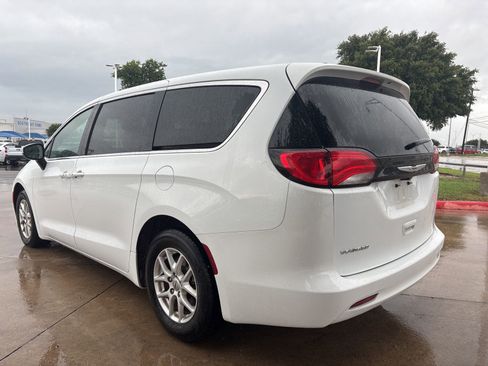 Used 2023 Chrysler Voyager LX FWD image 5