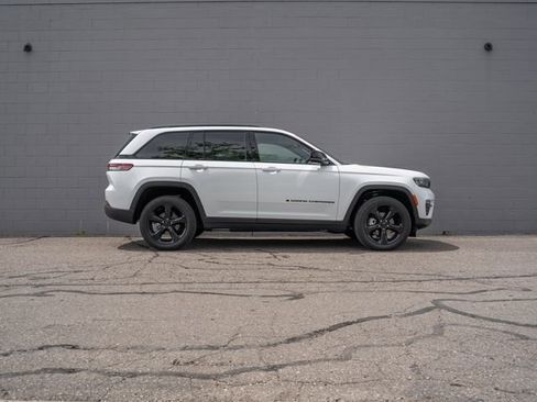 Used 2024 Jeep Grand Cherokee Limited w/ Black Appearance Package AWD/4WD image 8