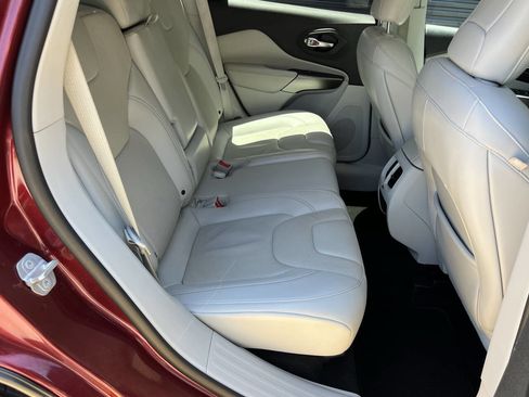 Used 2019 Jeep Cherokee Limited image 18