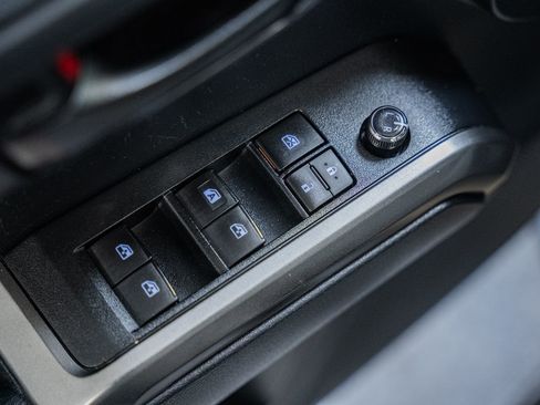 Used 2018 Toyota Tacoma SR5 AWD/4WD image 47