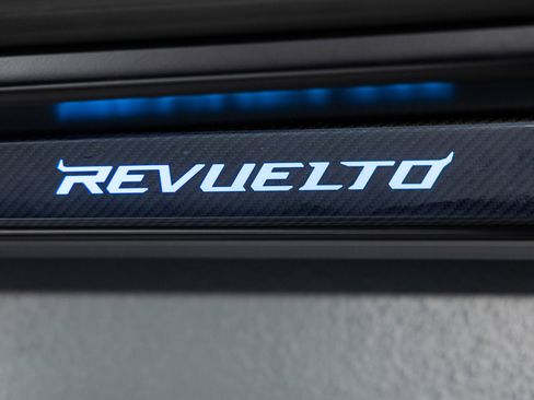 Used 2025 Lamborghini Revuelto image 34