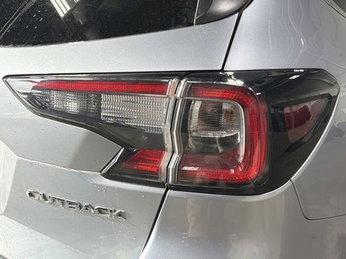 Certified 2022 Subaru Outback Limited image 11