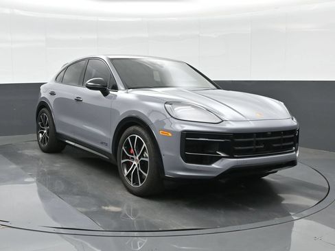 Certified 2025 Porsche Cayenne GTS AWD/4WD image 11