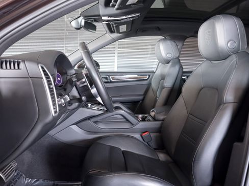 Certified 2023 Porsche Cayenne S Platinum AWD/4WD image 5