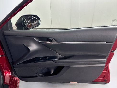 Used 2019 Toyota Camry LE FWD image 30