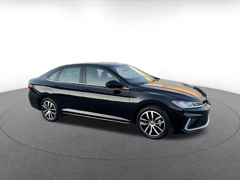 Used 2025 Volkswagen Jetta SE image 2