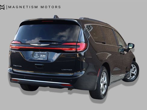 Used 2022 Chrysler Pacifica Limited FWD image 8