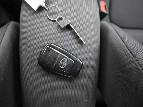 Used 2021 Toyota Corolla LE w/ LE Convenience Package FWD image 24