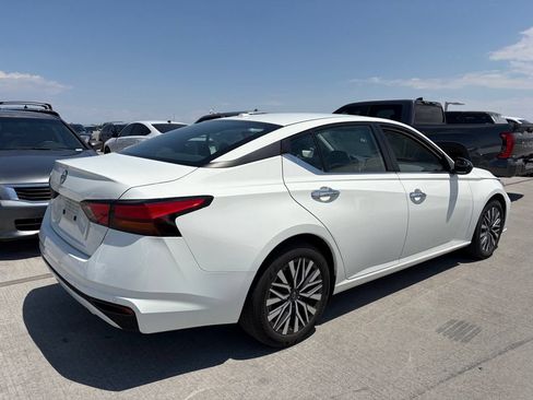 Used 2025 Nissan Altima 2.5 SV FWD image 2