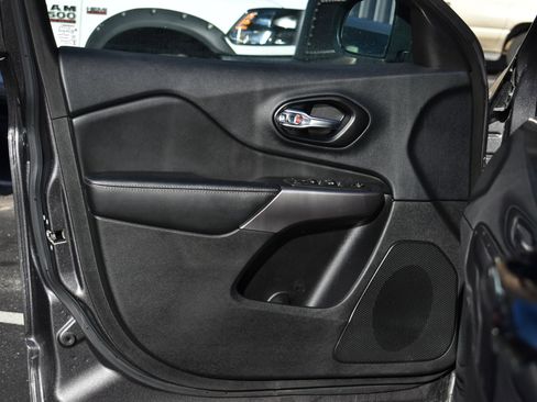 Used 2021 Jeep Cherokee Latitude Lux w/ Comfort/Convenience Group image 11