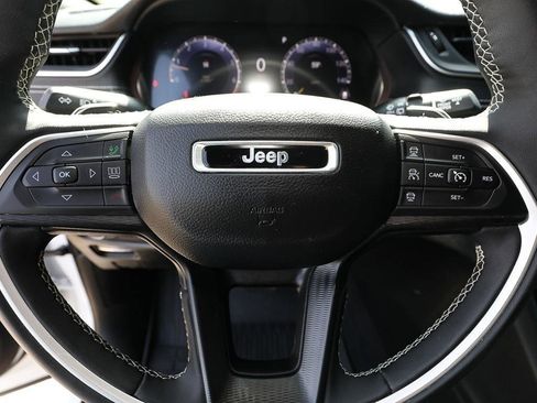 Used 2023 Jeep Grand Cherokee Altitude AWD/4WD image 15