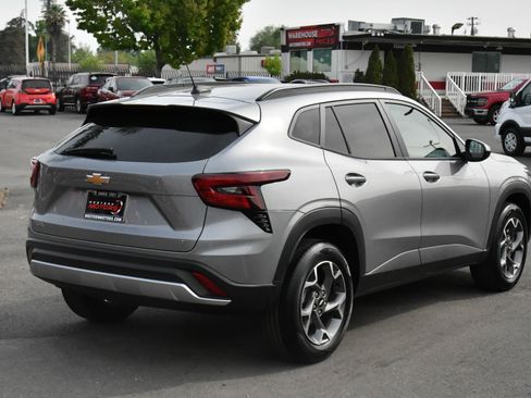 Used 2025 Chevrolet Trax LT w/ LT Convenience Package image 8