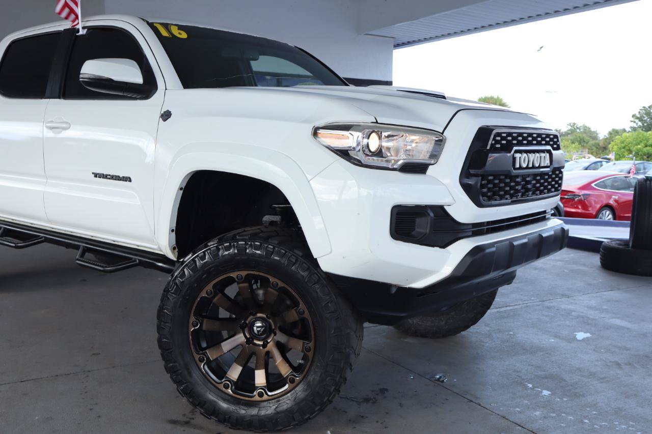 Used 2016 Toyota Tacoma TRD Sport AWD/4WD image 2