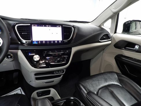 Used 2024 Chrysler Pacifica Limited FWD image 19