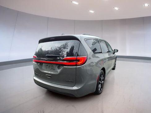 Used 2025 Chrysler Pacifica Limited FWD image 4
