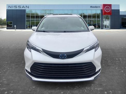 Used 2025 Toyota Sienna XLE w/ XLE Plus Package FWD image 2