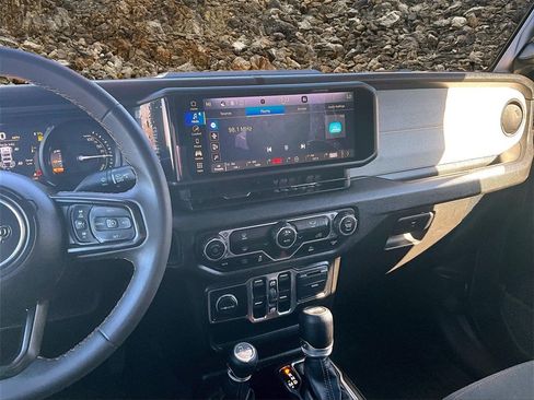 Used 2024 Jeep Wrangler Unlimited image 6