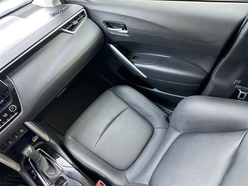 Used 2022 Toyota Corolla Cross XLE w/ Convenience Package image 28