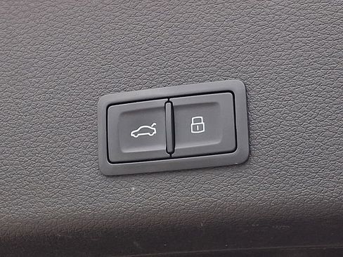 Used 2022 Audi e-tron Premium Plus w/ Premium Plus Package image 31