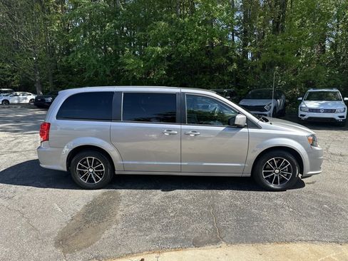 Used 2018 Dodge Grand Caravan SXT w/ Blacktop Package FWD image 5