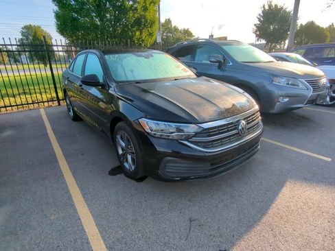 Used 2022 Volkswagen Jetta SE w/ Panoramic Sunroof Package FWD image 3