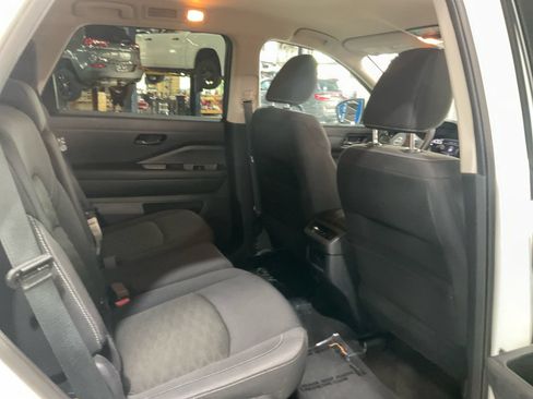 Used 2024 Nissan Pathfinder SV AWD/4WD image 19
