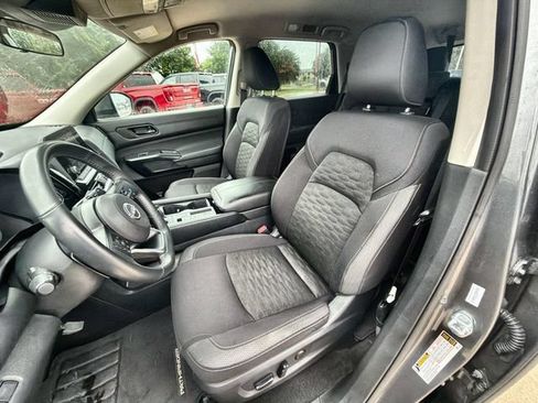Used 2025 Nissan Pathfinder SV FWD image 18