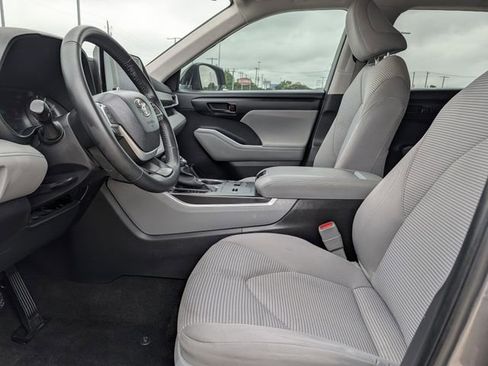 Used 2023 Toyota Highlander LE FWD image 27